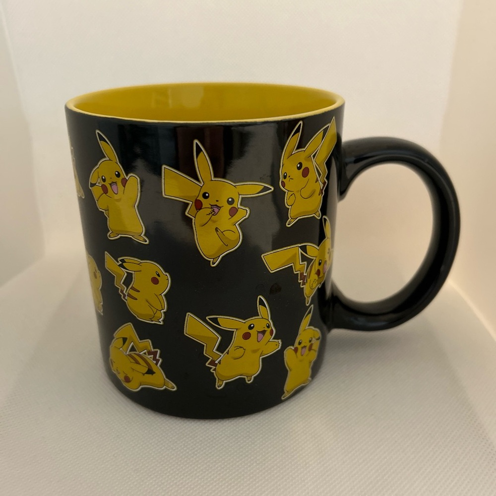 Pikachu Mug black & yellow